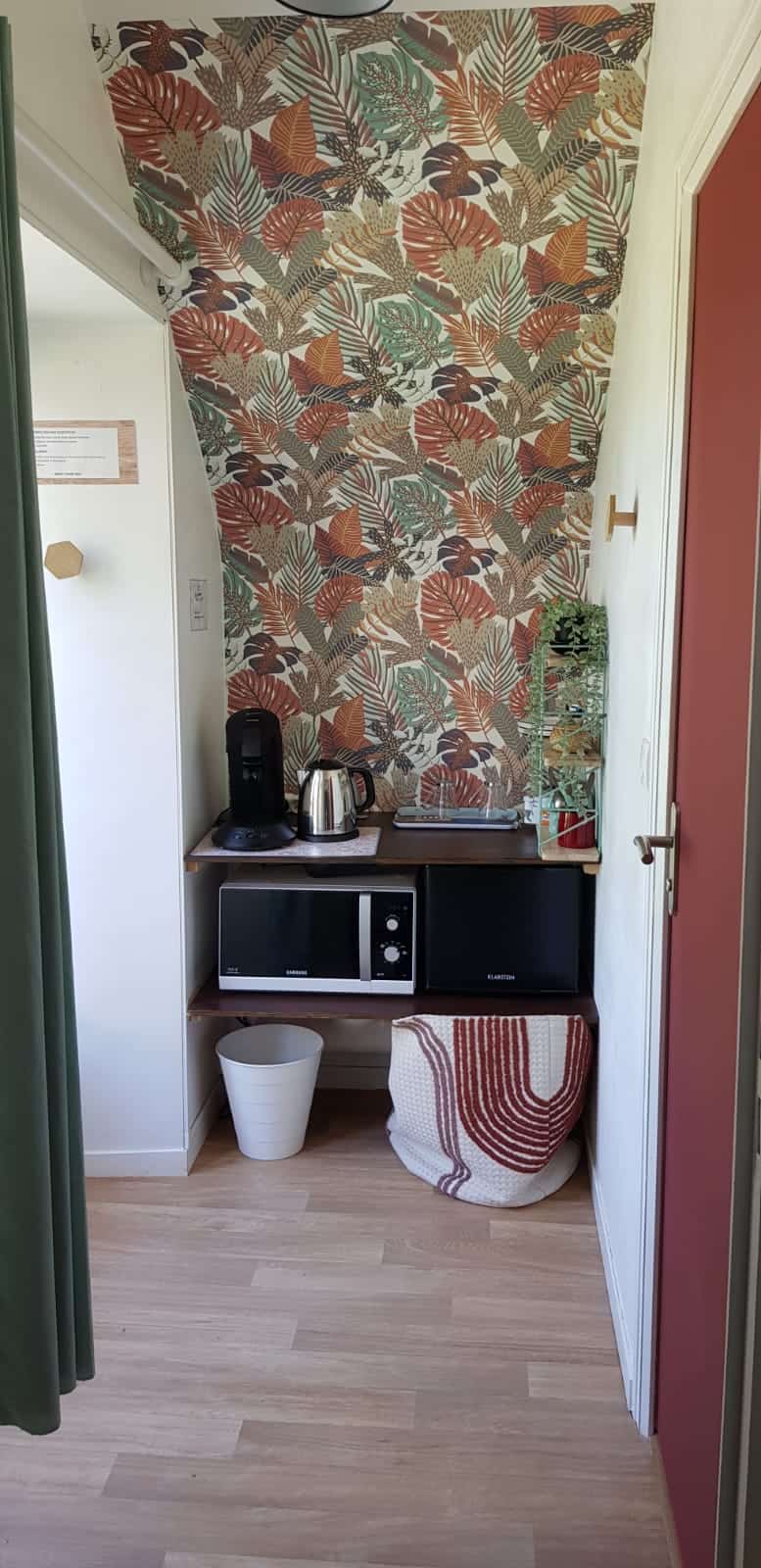 La kitchenette du studio en location la chambre du berger comprend une cafetière senseo, une bouilloire, un four à micro-onde, un mini-réfrigérateur
