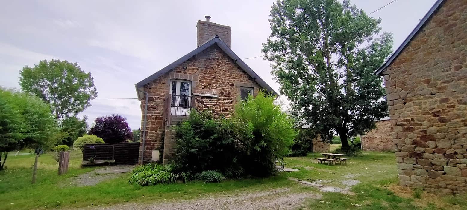 Vue extérieure de la chambre du berger. Accès indépendant du studio en location entre le mont saint michel et saint malo