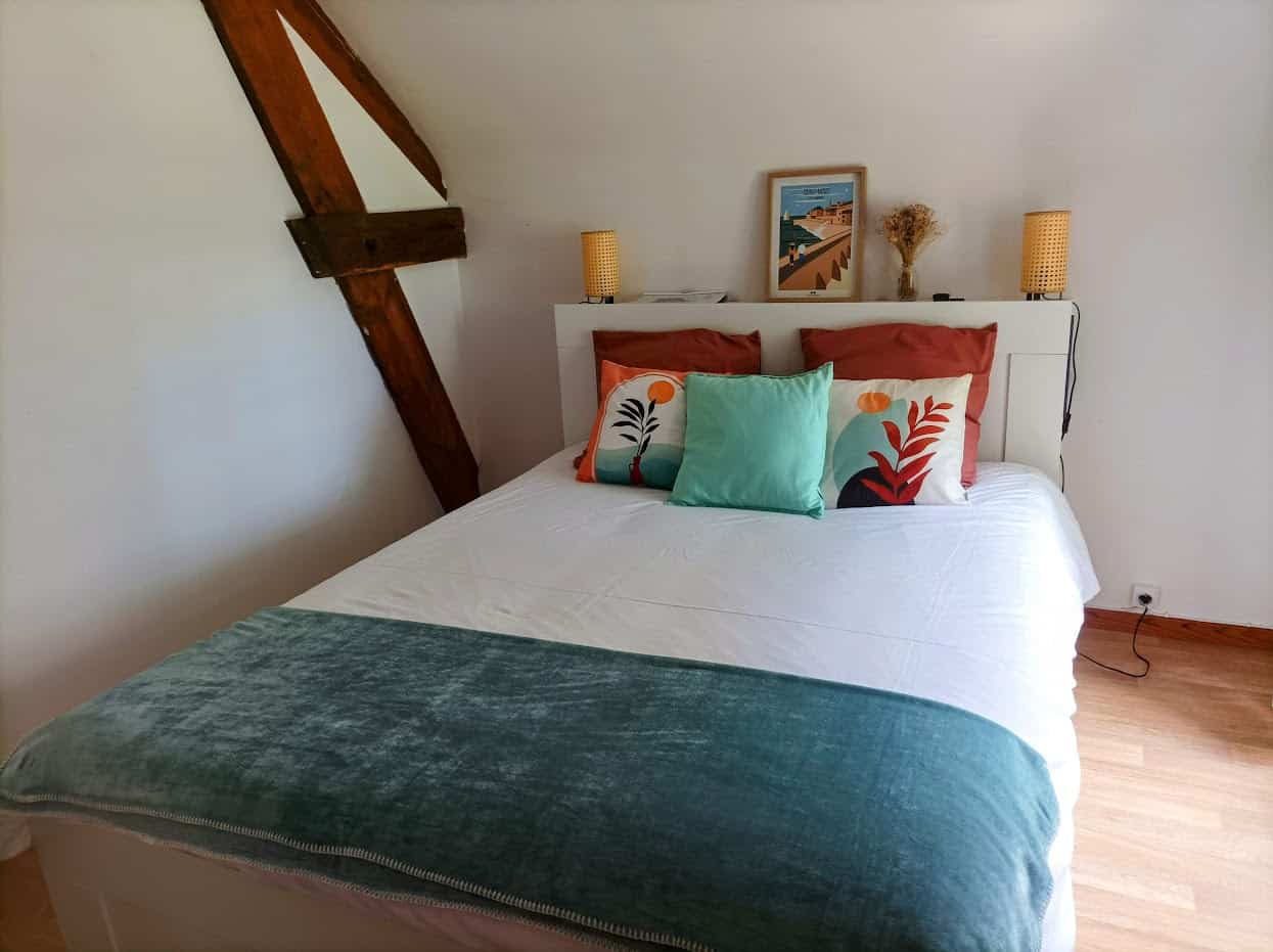 La chambre du studio à louer entre le mont saint michel et saint malo est moderne et lumineuse