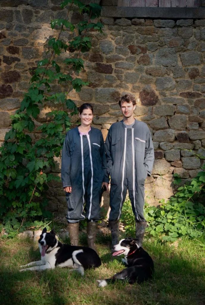 sophie et felix de la ferme des obiones avec leurs deux chiens de bergers obi et rio