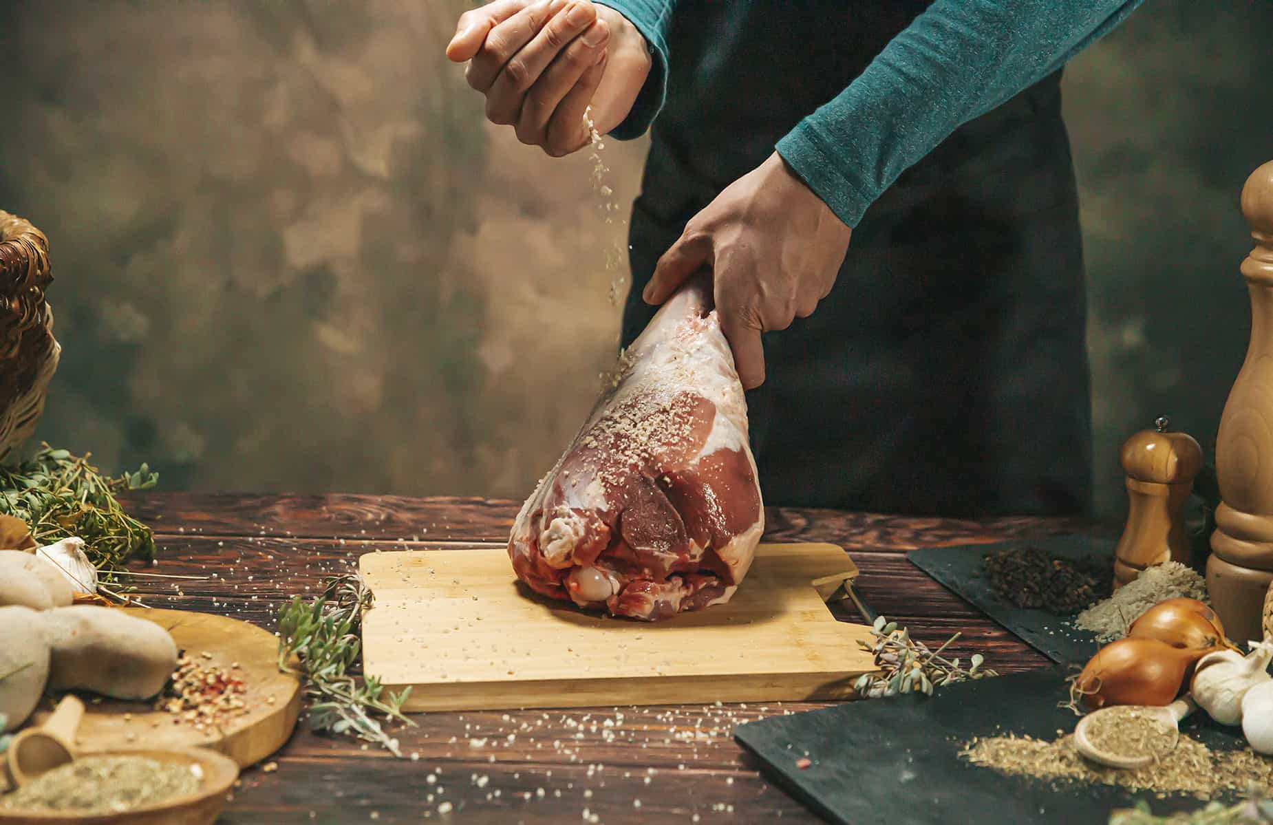 Felix met du sel sur le gigot d'agneau de pré salé