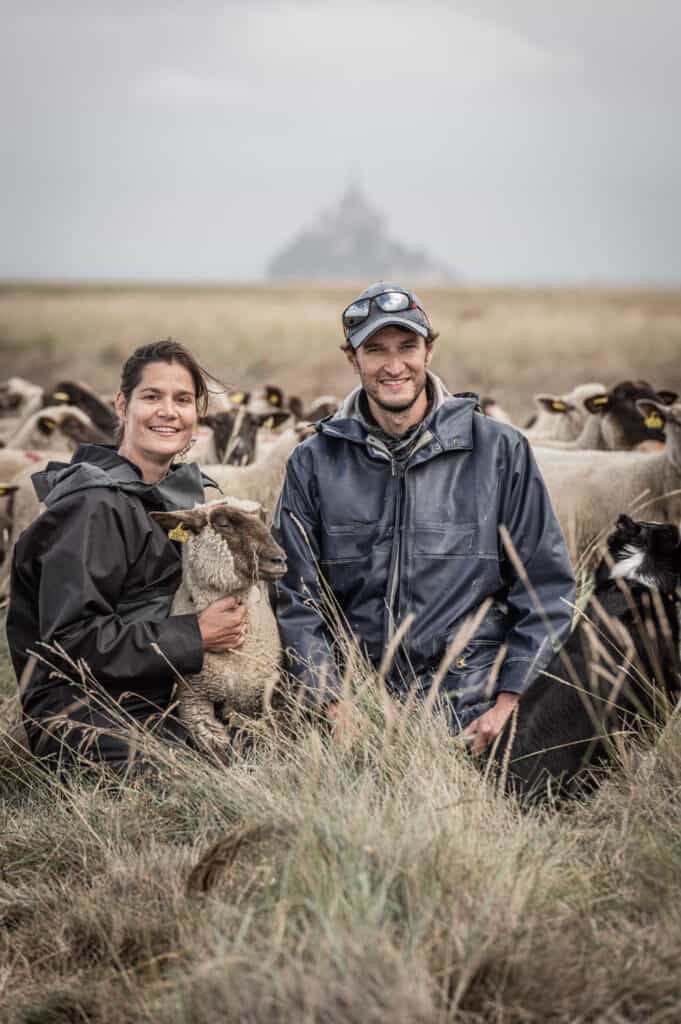 sophie et felix de la ferme des obiones avec leurs moutons devant le mont saint michel