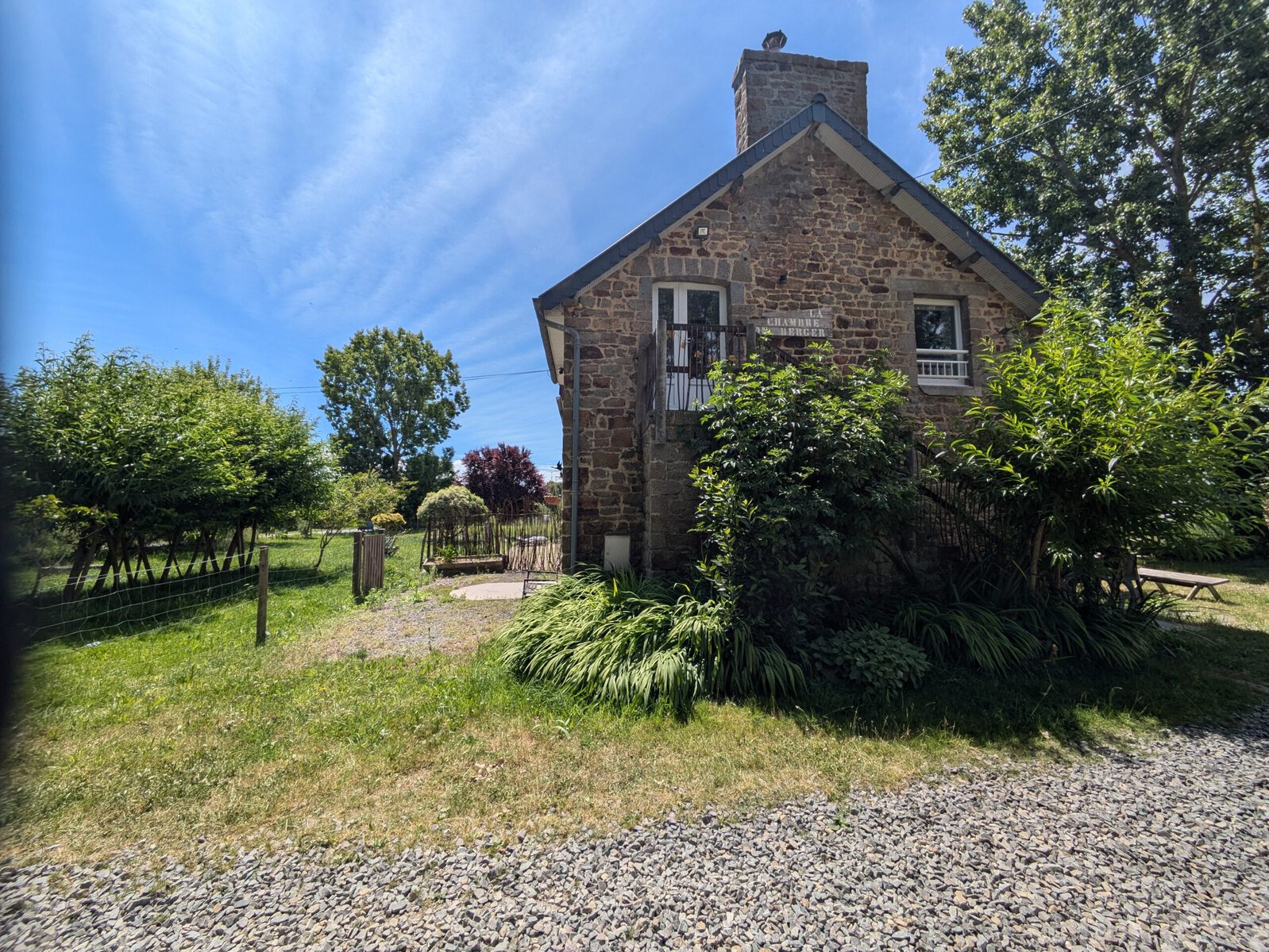 Vue extérieure de la chambre du berger. Accès indépendant du studio en location entre le mont saint michel et saint malo